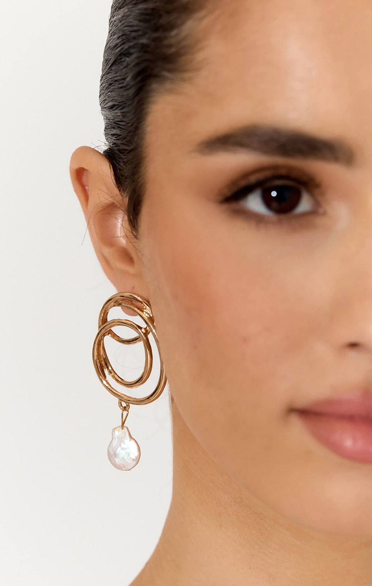 Earrings OS / GOLD METAL CIRCLES PEARL DROP EARRING IN GOLD