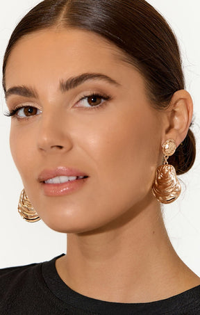 Earrings OS / GOLD METAL OYSTER DROP EARRING IN GOLD