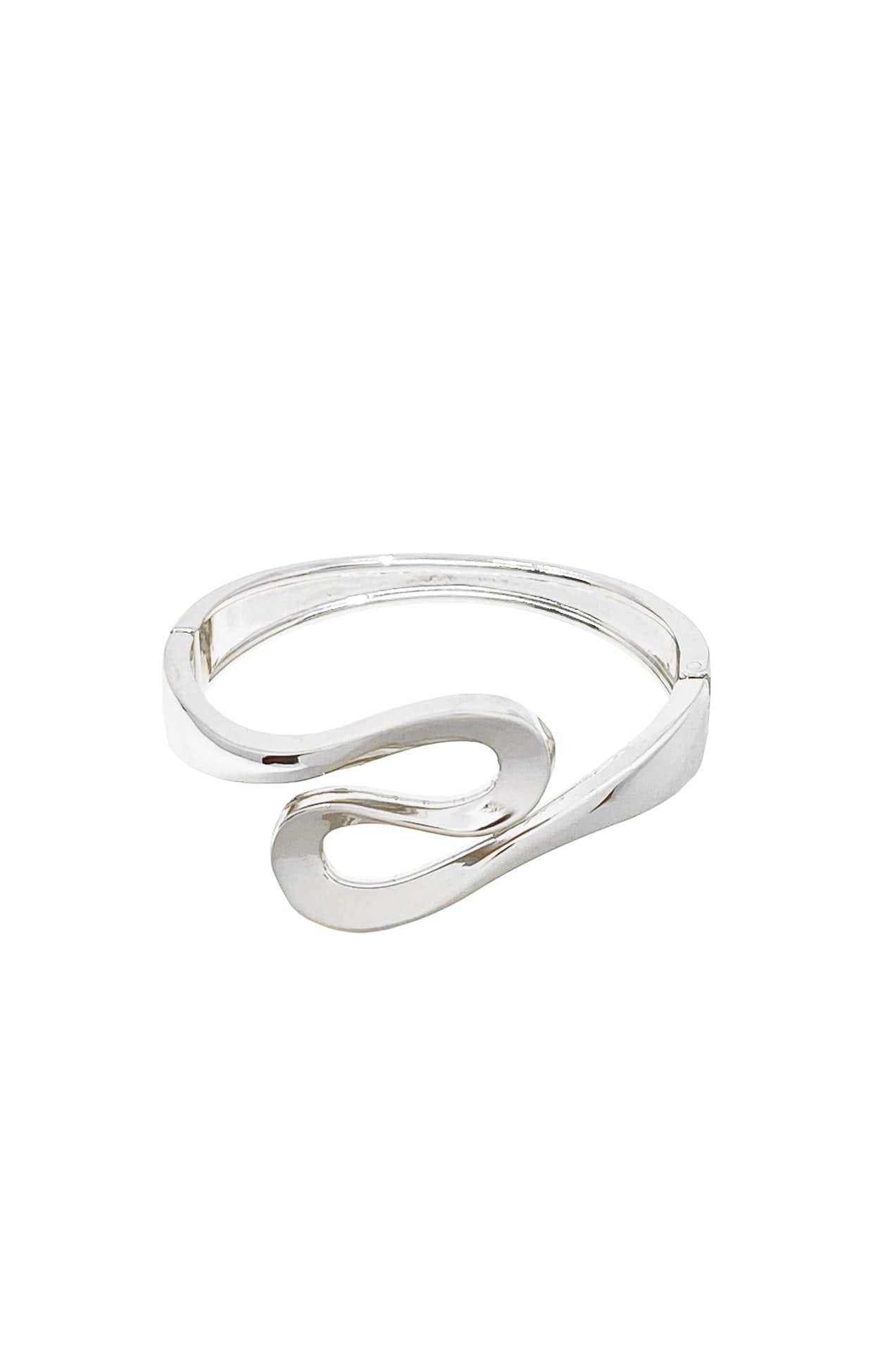 Bracelets OS / SILVER SWIRL FRONT METAL BANGLE IN SILVER